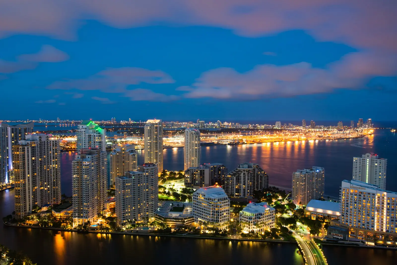 Brickell à la tombée de la nuit, vue d’en haut, avec la baie et le port