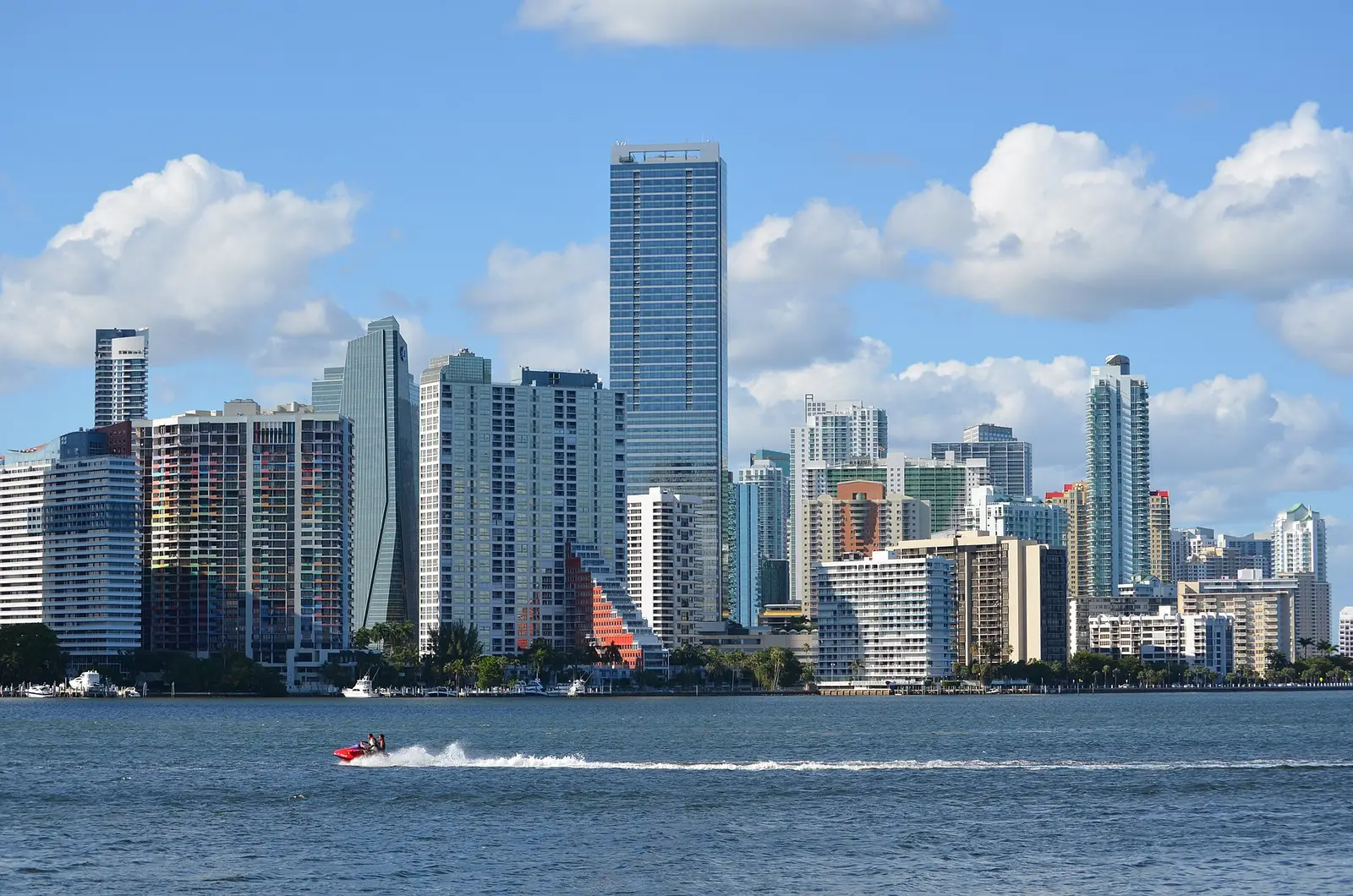 La skyline de Brickell vue depuis le Rickenbacker Causeway