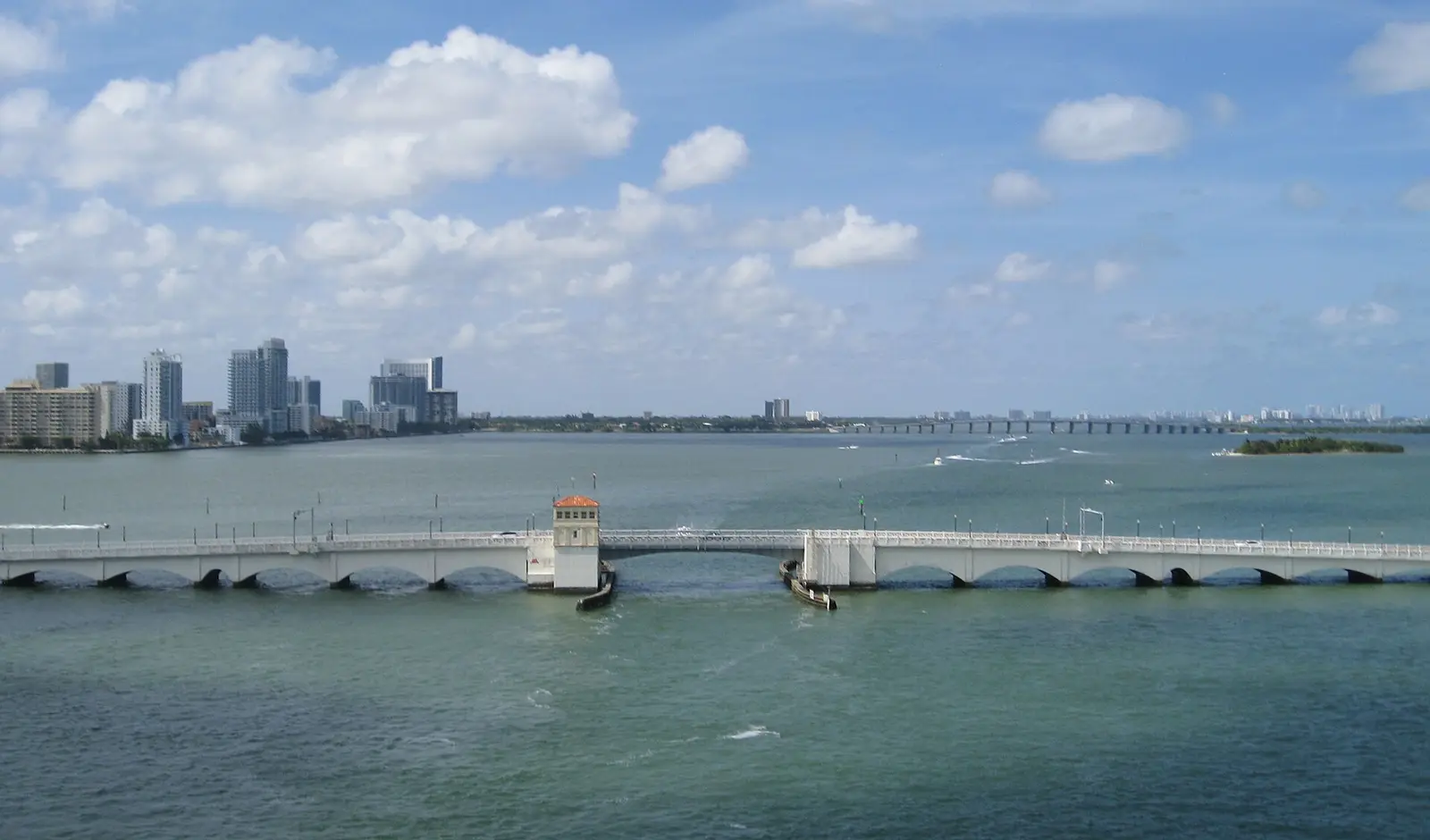 Le Venetian Causeway qui part d’Edgewater, avec les tours en arrière-plan