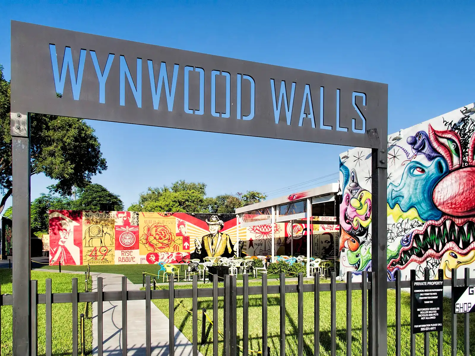Les fresques colorées des Wynwood Walls, sous le ciel bleu